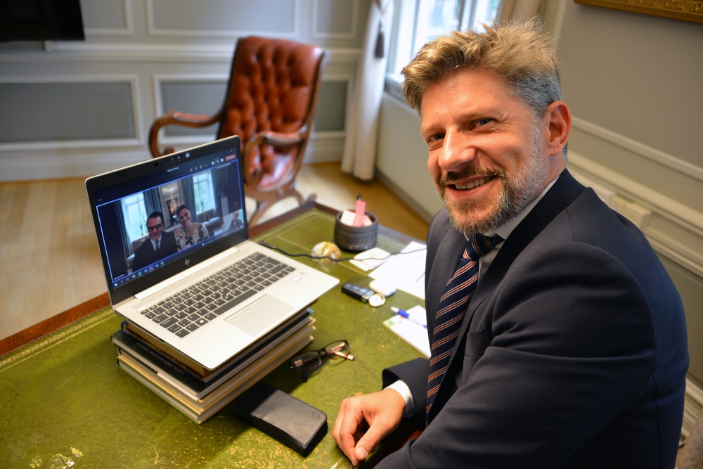 Daniel Filipsson med kronprinsessparet på datorskärmen