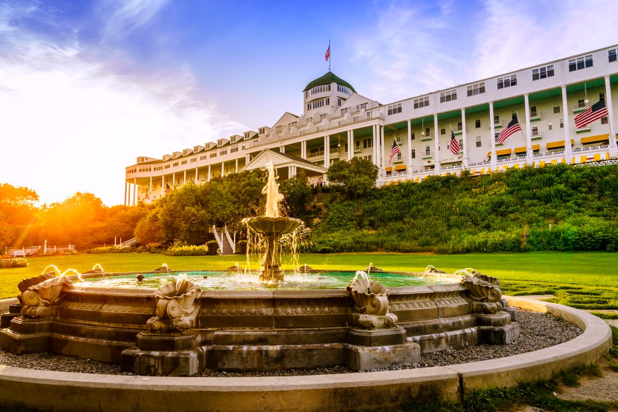 tourhub | Tours of Distinction | Mackinac Island feat. Niagara Falls 