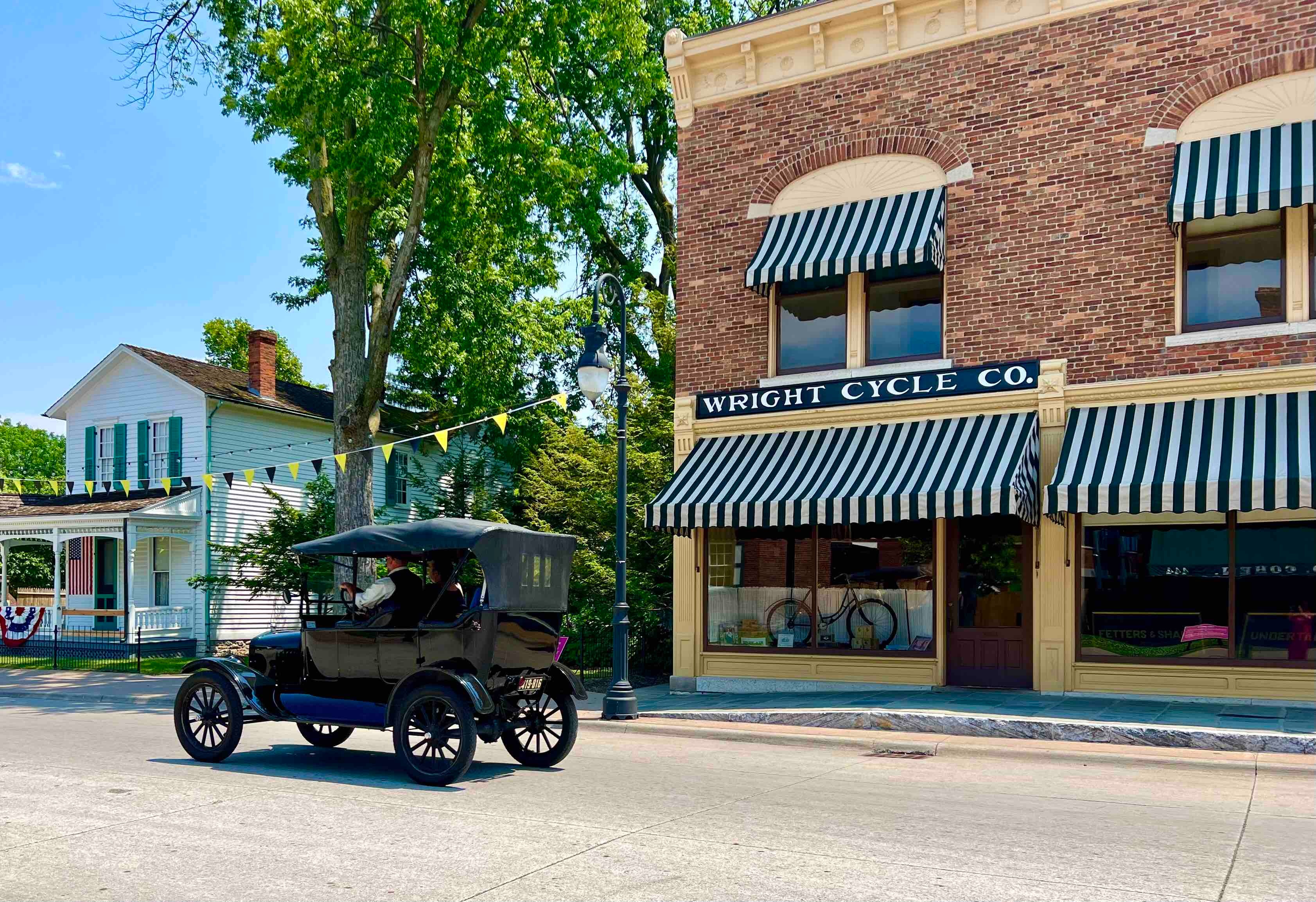 tourhub | Tours of Distinction | Mackinac Island feat. Niagara Falls 