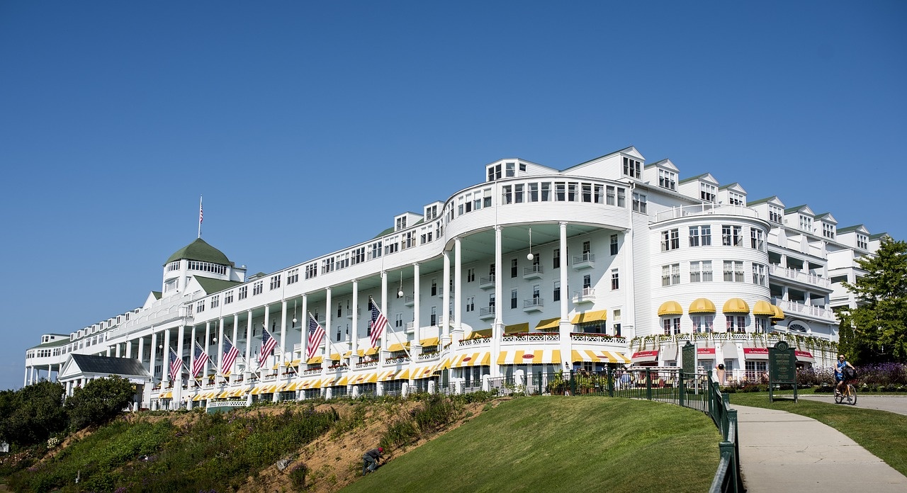 tourhub | Tours of Distinction | Mackinac Island feat. Niagara Falls 