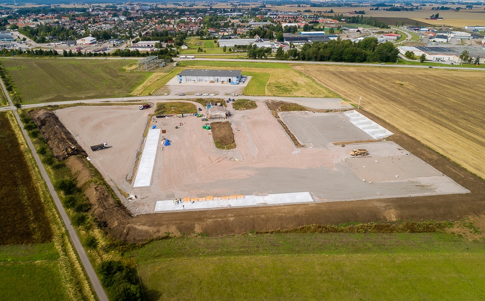 Ett flygfoto över den nya återvinningscentralen som är under uppbyggnad utanför Vara tätort.
