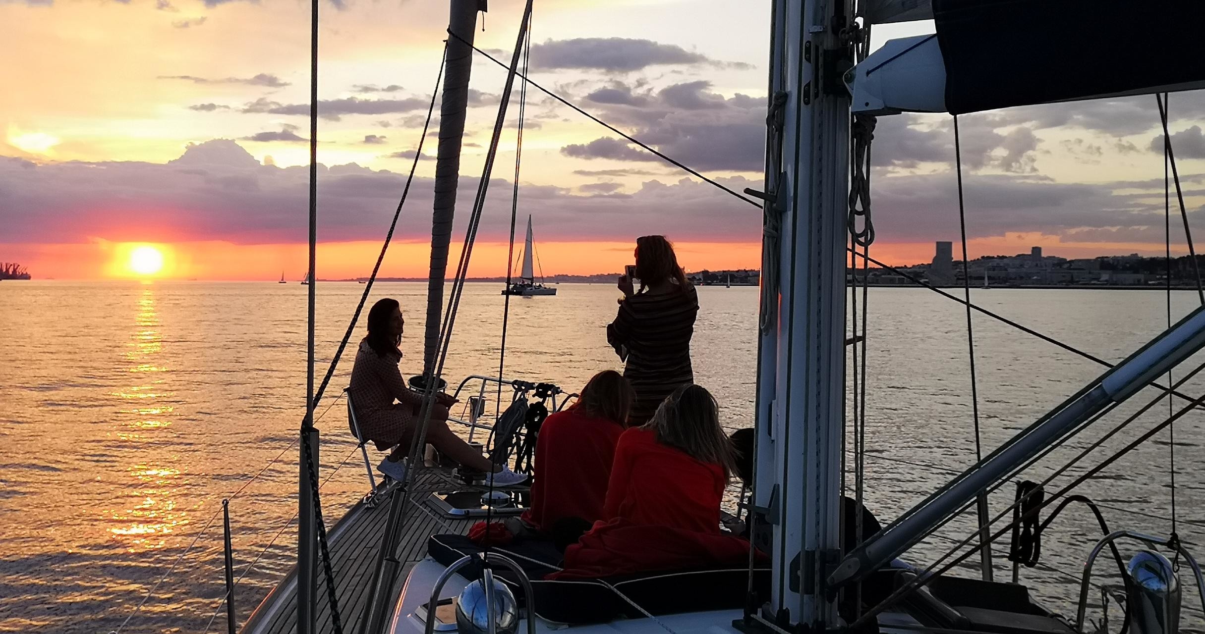 Lisbon Sunset Sailing Tour in Small Group - Alloggi in Lisbona