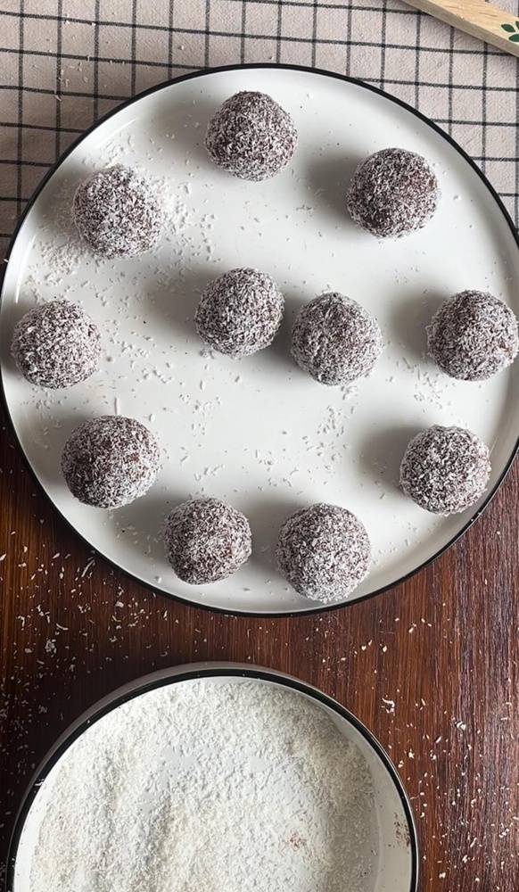 CHOC COCONUT BALLS