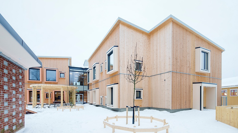 Förskolan Hoppet är redo att öppna och starta igång verksamheten. På bild syns förrådshuset byggt med återbrukat tegel. Bild: Felix Gerlach