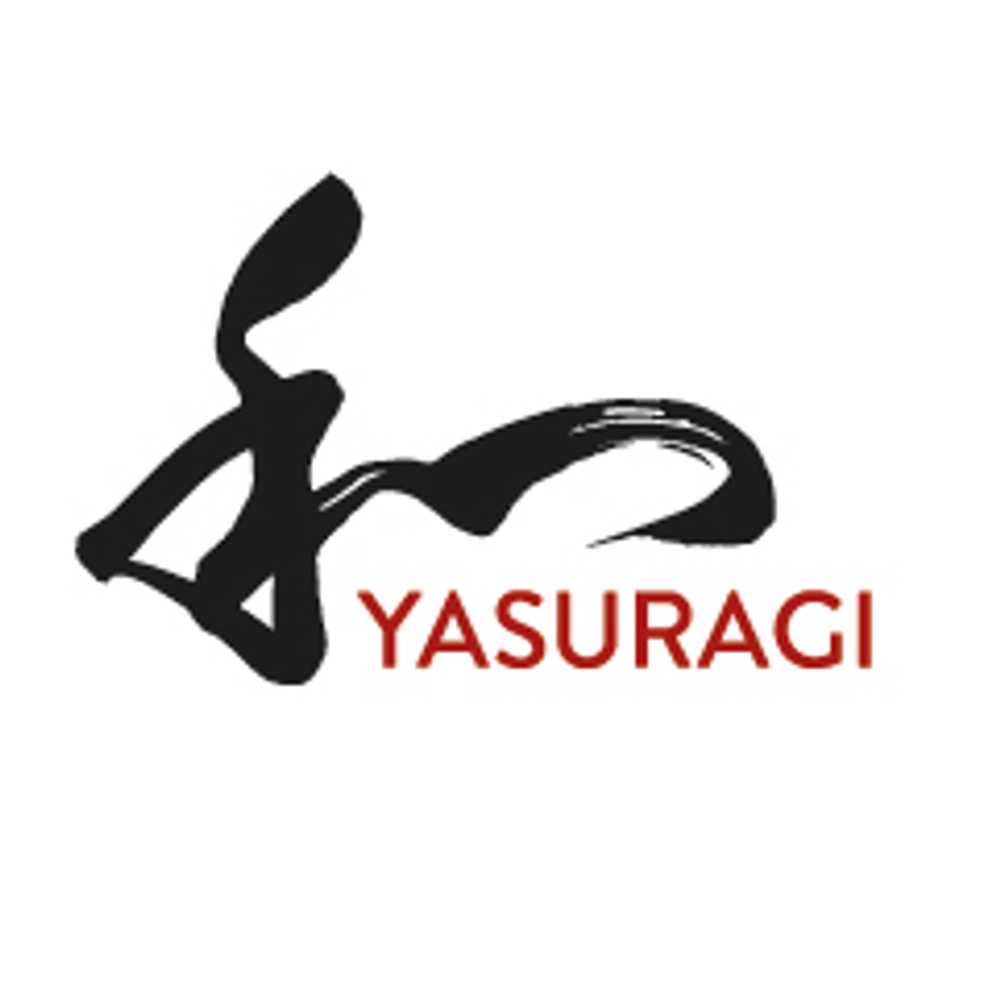 Yasuragi spahotell logo. Svart kalligrafi föreställande tecknet Wa som betyder harmoni. Undet tecknet YASURAGI i stora mellanröda bokstäver.