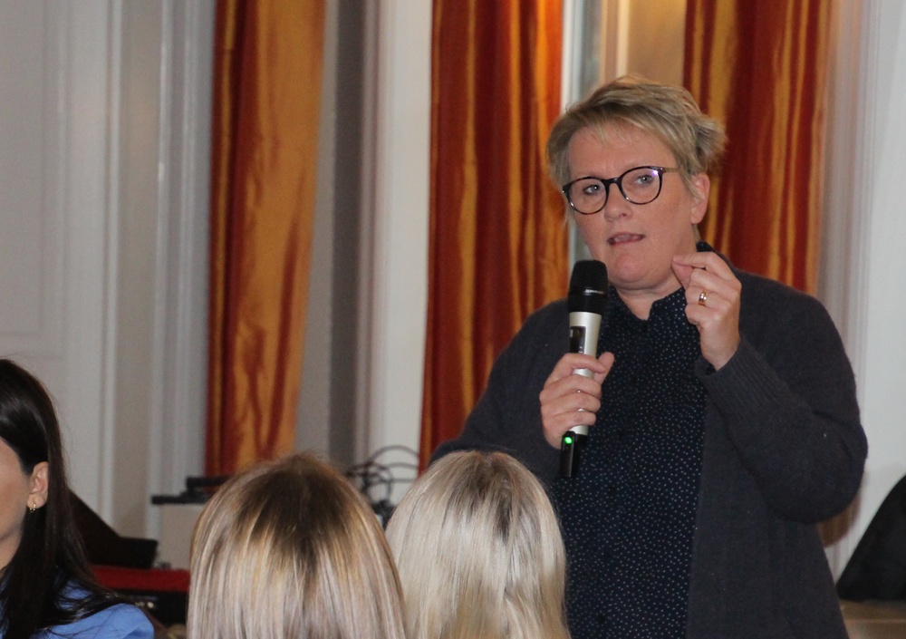 Sektorschef för Sektor social välfärd Lotta Hjoberg höll ett inspirerande tal till de examinerade eleverna om vikten av deras yrkesval för samhällets trygghet, omsorg och utveckling.