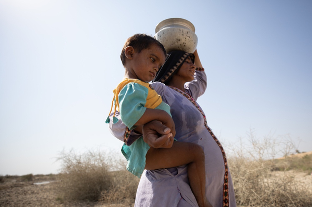 Rubina, 32 år, tvingades fly sitt hem när hon var gravid i sjätte månaden. Nu är hon höggravid och fruktar för sitt ofödda barns liv.Johi Tehsil, Dadu, Sindh, Pakistan, October 2022. Bild: WaterAid/ Khaula Jamil.