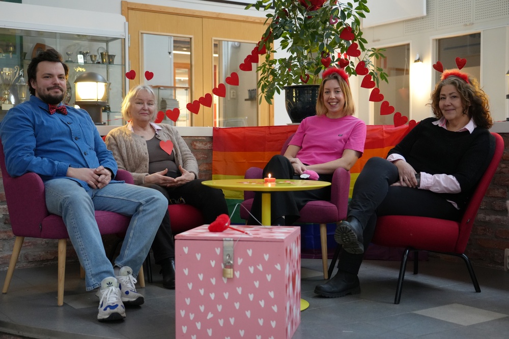 Oskar Nilsson, kurator, Eva Olsson, psykolog, Lisa Sernvik, kurator, och Maria Offerlind, kurator, sitter i det kärlekspyntade kafét.