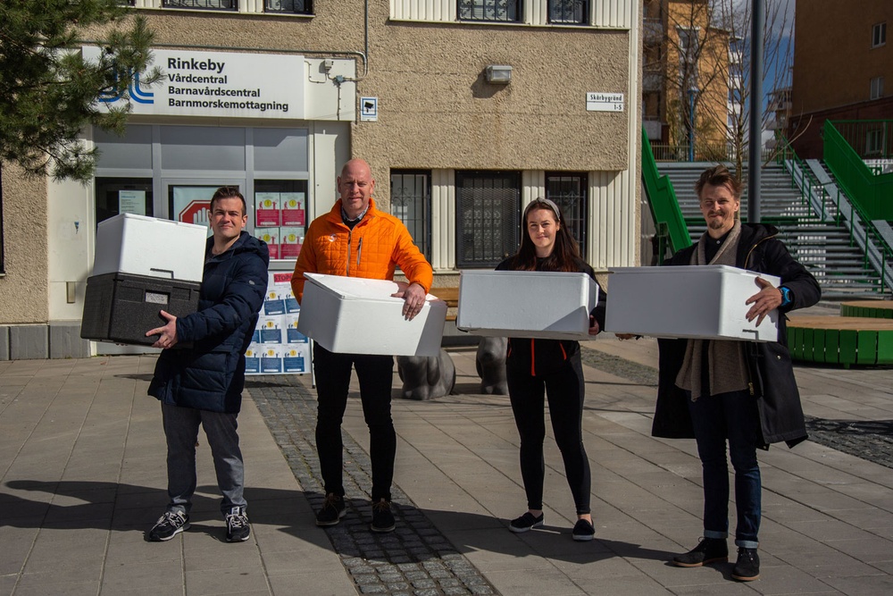 Leverans till coronaenheten på Rinkeby Vårdcentral. 
Fr. vänster. Thomas Hogan, kock, Peter Erikson, vd Storesupport, Marion Wågby, driftadministratör, Storesupport, Paul Svensson, krögare.
