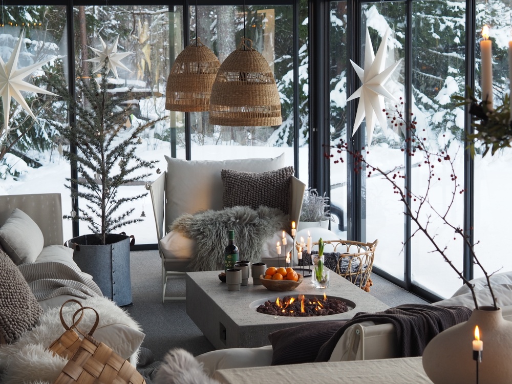 Ett inspirerande uterum med juldekorationer och snö utanför. Uterumspartier och skjutdörrar från Skånska Byggavaror. 
