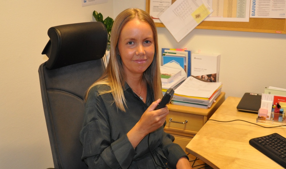 Socialsekreterare Maria Gullholm på Mora kommun använmder sig av taligenkänning för att få mer tid till sina klienter.