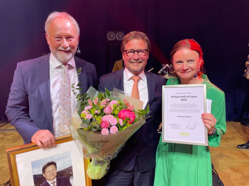 Thommy Backner tillsammans med Elisabeth Haglund, ordförande i juryn och Jonas Siljhammar, vd Visita.