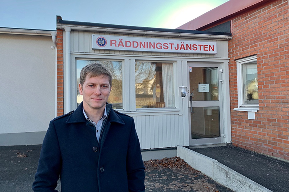 Peter Bergström står framför räddningstjänstens lokaler i Torsby.