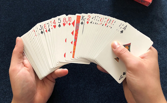 Comment faire un tour de magie avec les cartes ?
