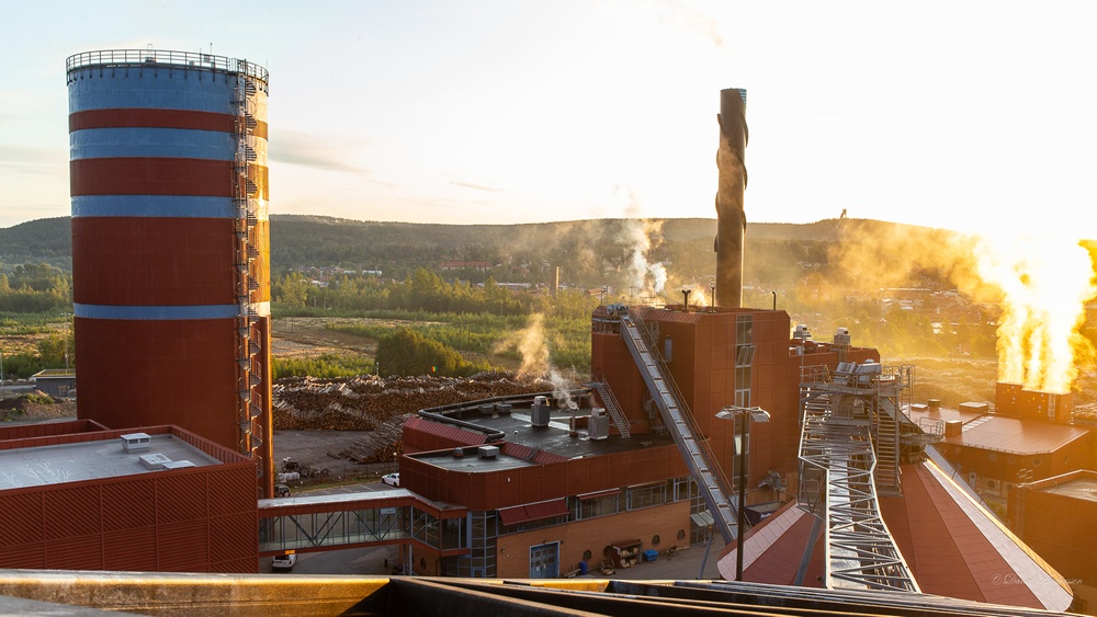 Bilden visar byggnader och morgonsol