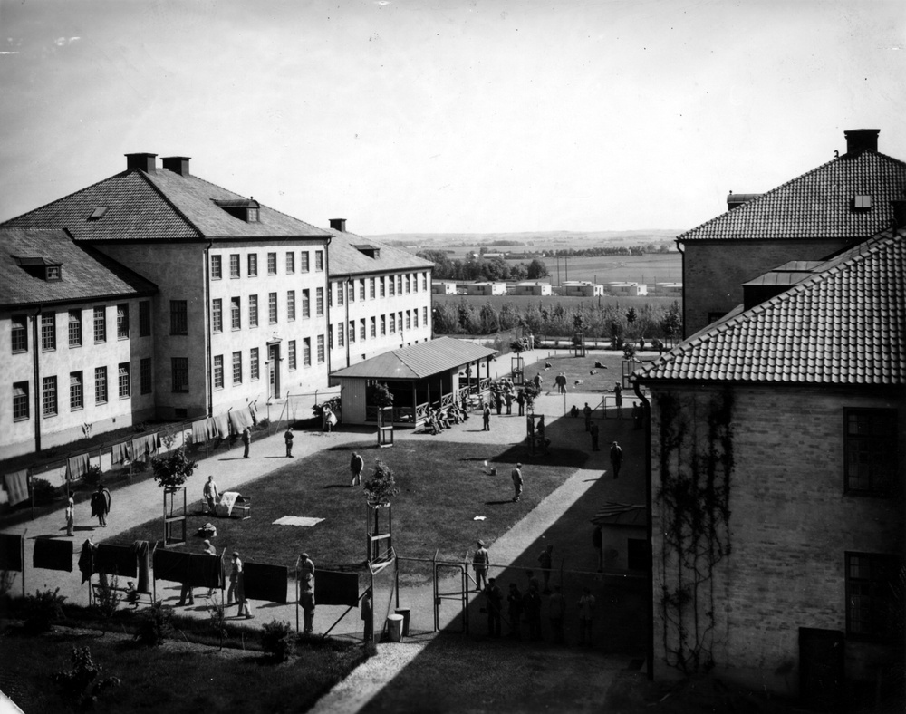 Rastgård, eller promenadgård som de officiellt kallades, till paviljong A omkring 1950.
Bildkälla: Region Skånes medicinhistoriska samling
Fotograf: Okänd
