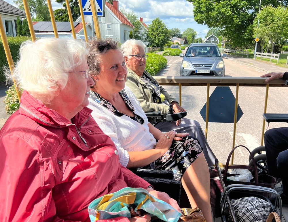 Pensionären Sonja Nordgren tillsammans med aktivitetssamordnare Ingrid Malmevik på balvagnsturen genom Nossebro.