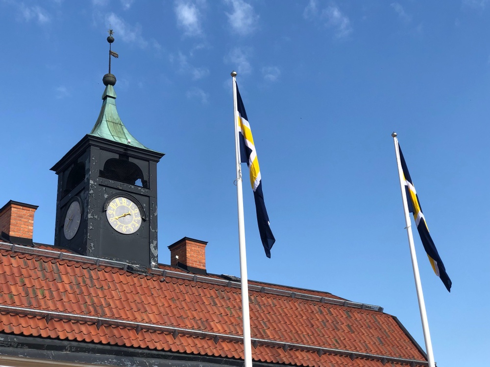 Roslagsflaggan hissad på Stora Torget i Norrtälje
