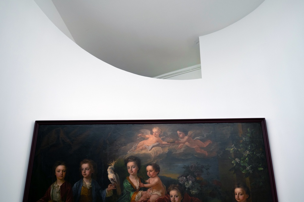 6b. Barnen Dervischer, målning av John Closterman, på plats där den fäster fint i formspråket i ett av rummen i ”Verkligheter”