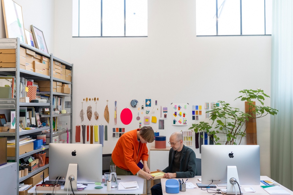Den Eindhovenbaserade duon Daniera ter Haar och Christoph Brach ger kursen "färg och material". Foto: Blickfanger.