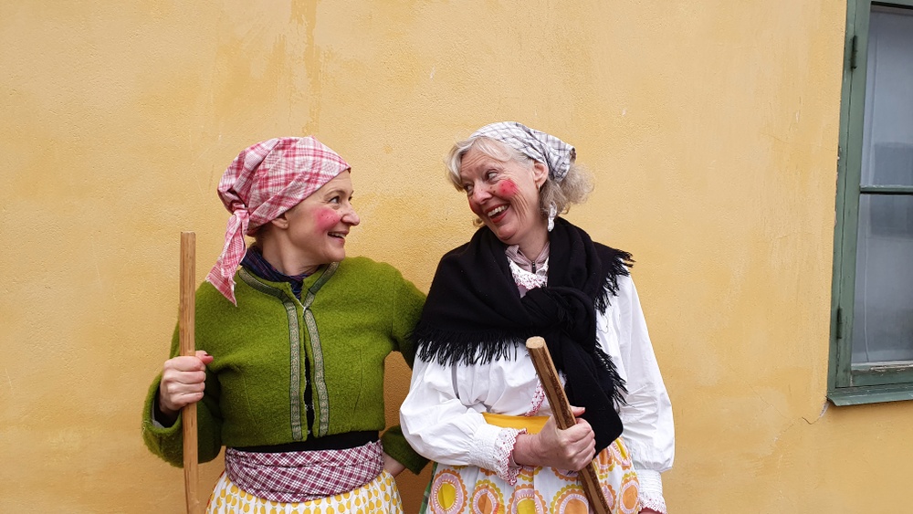 Kulturens pedagoger Annika Mandahl och Yvonne Andersson som påskkärringar. Foto: Maria Bohlin, Kulturen