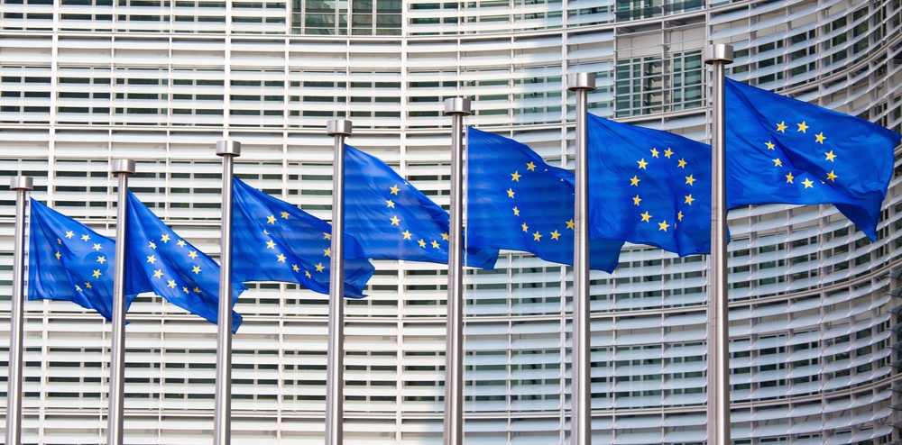 Foto: Flaggor utanför EU-kommissionen i Bryssel
