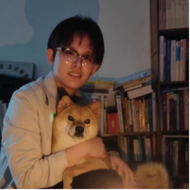 Portrait photo of 陈斌华 with his dog, sitting next to bookshelves