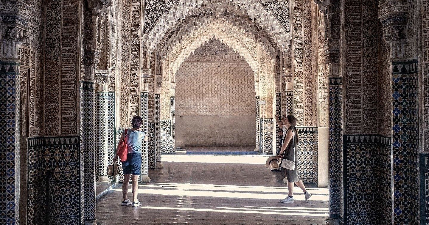 Visita Guiada a la Alhambra al Completo con Jardines del Generalife y Palacios Nazaríes - Alojamientos en Granada
