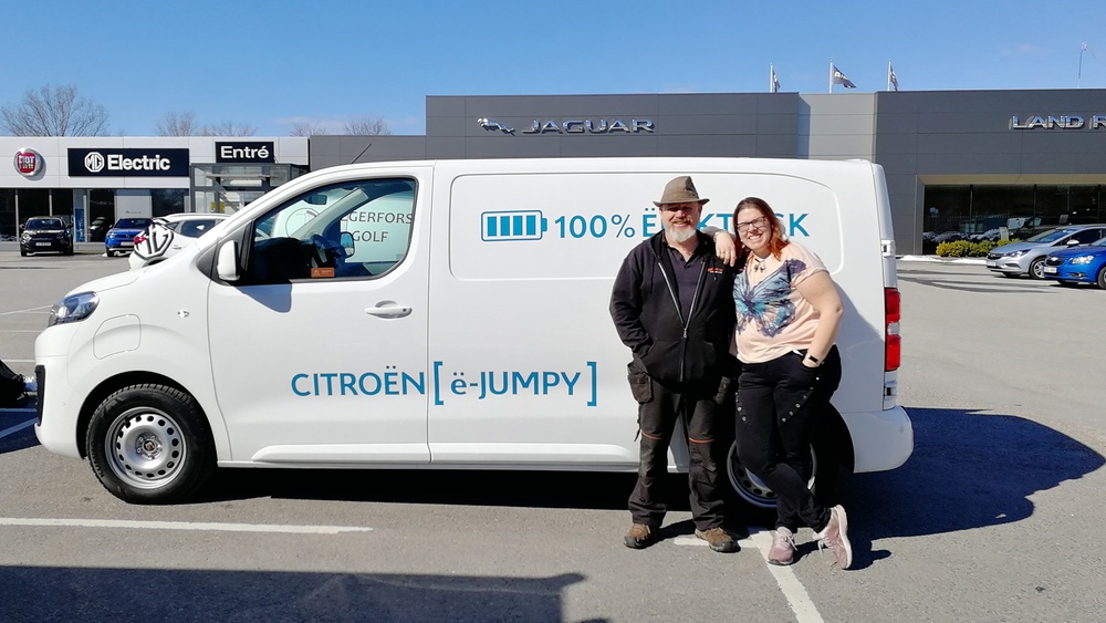 Cykeltek och Degernäs camping har testat en eldriven transportbil. På bild: Kevin Mercer, grundare Cykeltek och Veronica Sigfridsson, ansvarig Degernäs Camping.
