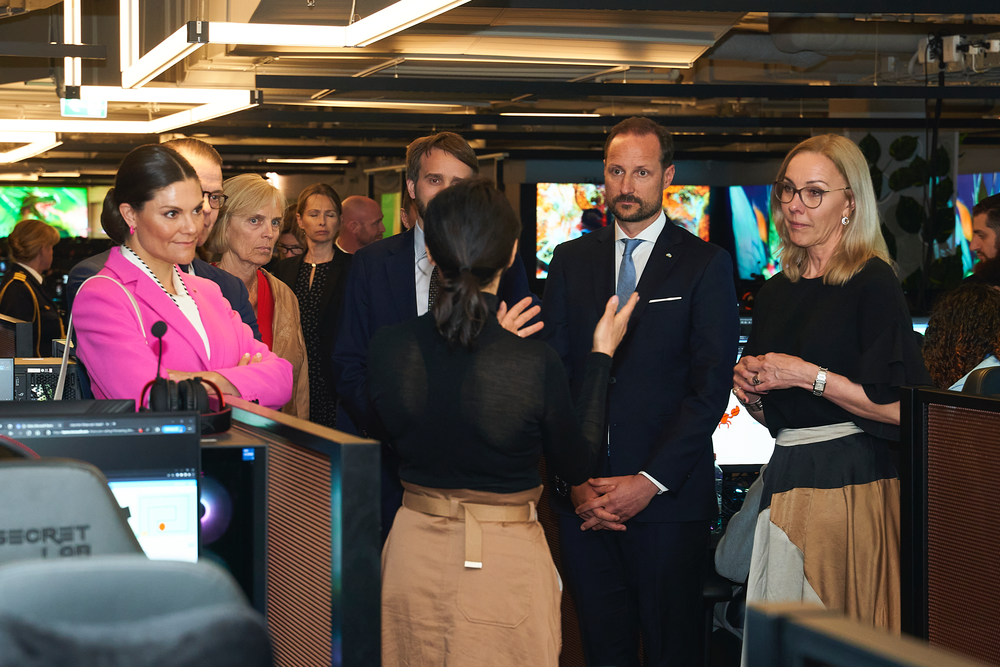 Kronprinsessan och Prins Daniel besöker Space Academy tillsammans med Kronprins Haakon. Foto: Knut Capra