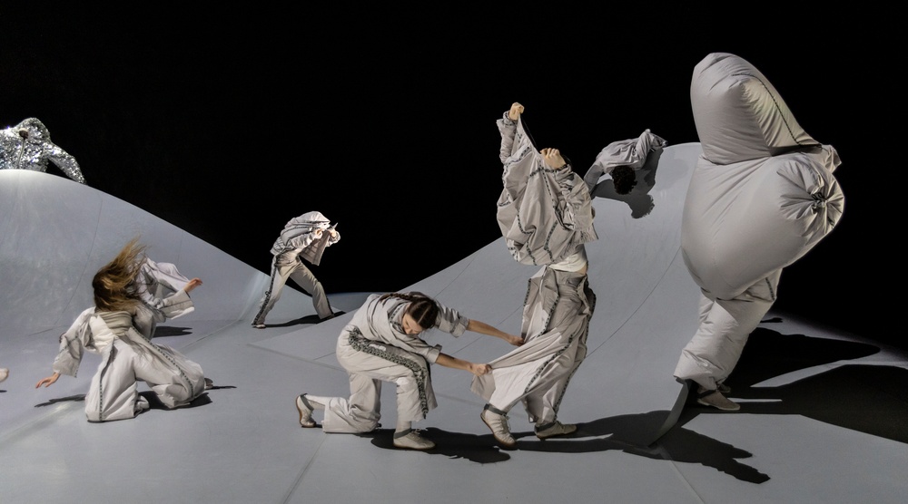 Verket "Kites" av Damiel Jalet som är en av de två föreställningar som GöteborgsOperan kommer med till Dansens Hus i höst. 