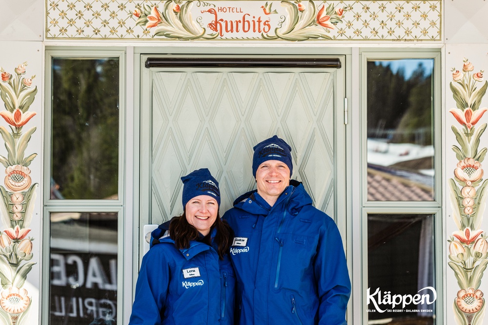 Gustav & Lena Eriksson framför Hotell Kurbits