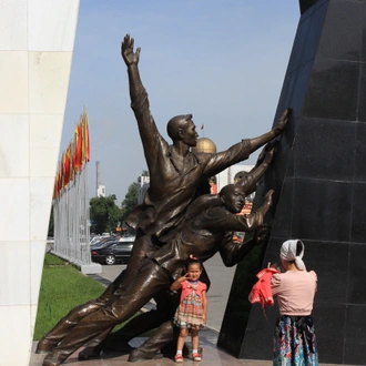 Monument to the Revolution, Bishkek